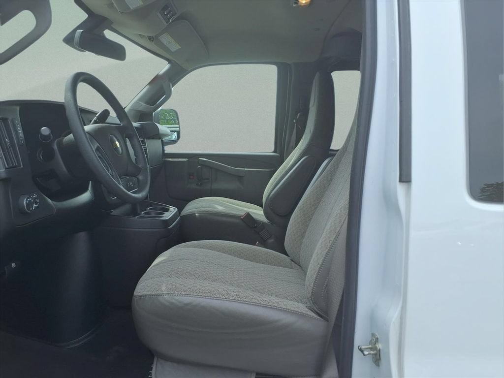 2024 Chevrolet Express Passenger 3500 1LT